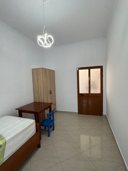 Tirane, jepet me qera shtepi 2+1 Kati 2, 80 m² 450 € (Ne fund te Bulevardit te Ri)