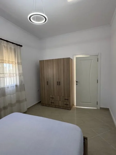Tirane, jepet me qera shtepi 2+1 Kati 2, 80 m² 450 € (Ne fund te Bulevardit te Ri)