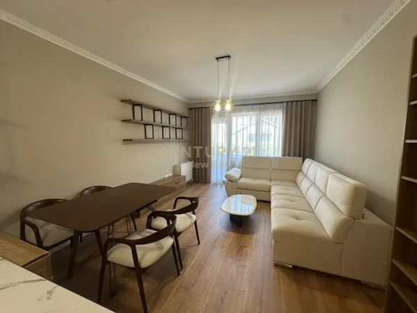 Tirane, jepet me qera apartament 2+1 Kati 4, 105 m² 880 € (Pazari i ri)