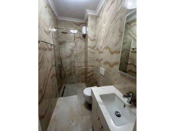 Tirane, jepet me qera apartament 2+1 Kati 4, 105 m² 880 € (Pazari i ri)