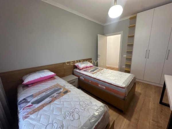 Tirane, jepet me qera apartament 2+1 Kati 4, 105 m² 880 € (Pazari i ri)
