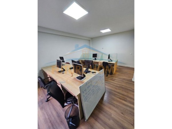 Tirane, jepet me qera zyre Kati 1, 107 m² 700 € (Rruga Jordan Misja)