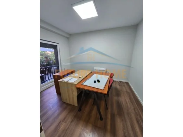 Tirane, jepet me qera zyre Kati 1, 107 m² 700 € (Rruga Jordan Misja)