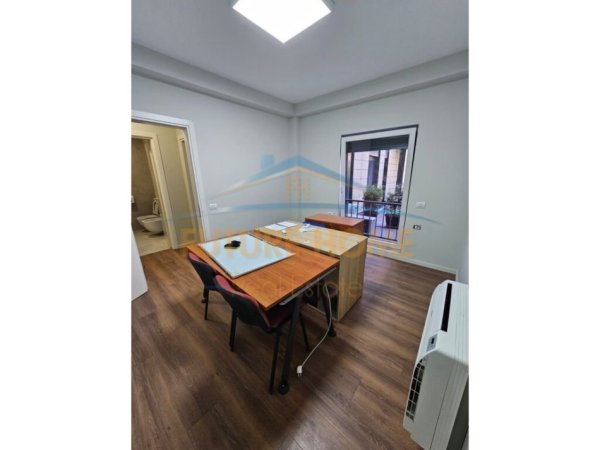 Tirane, jepet me qera zyre Kati 1, 107 m² 700 € (Rruga Jordan Misja)