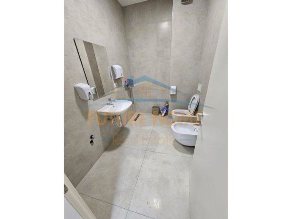 Tirane, jepet me qera zyre Kati 1, 107 m² 700 € (Rruga Jordan Misja)