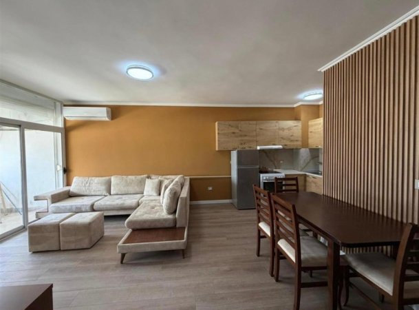 Tirane, jepet me qera apartament 2+1+Ballkon Kati 9, 110 m² 700 € 