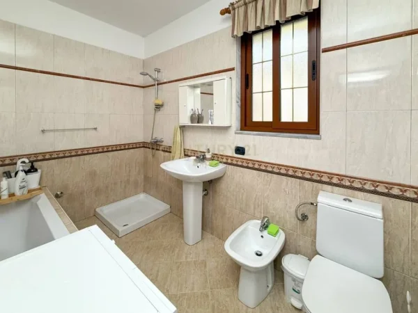 Tirane, shitet Vile Kati 4, 578 m² 1.500.000 € (Rr. Riza Cerova)