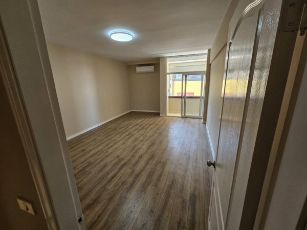 Tirane, jepet me qera apartament 2+1 , 1.200 € (Qender)