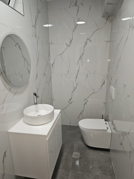 Tirane, jepet me qera apartament 2+1 , 1.200 € (Qender)