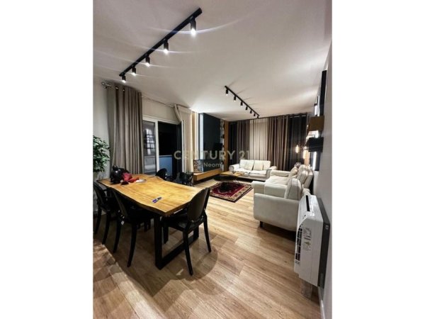Tirane, jepet me qera apartament 2+1+Aneks+Ballkon Kati 1, 110 m² 1.100 € (Rezidenca Kurora)
