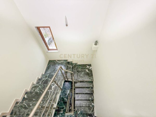 Tirane, shes Vile 3 Katshe Kati 4, 578 m² 1.500.000 € (Riza Cerova)