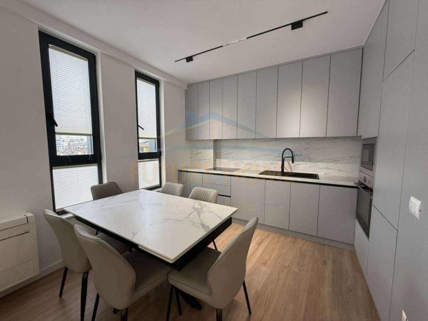 Tirane, jepet me qera apartament 2+1+Ballkon Kati 3, 100 m² 900 € (Bulevardi i ri)