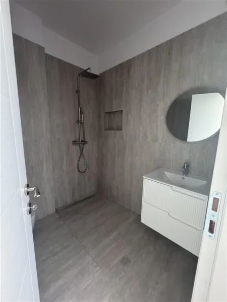 Tirane, jepet me qera apartament 2+1+Ballkon Kati 2, 125 m² 650 € (BULEVARDI I RI)