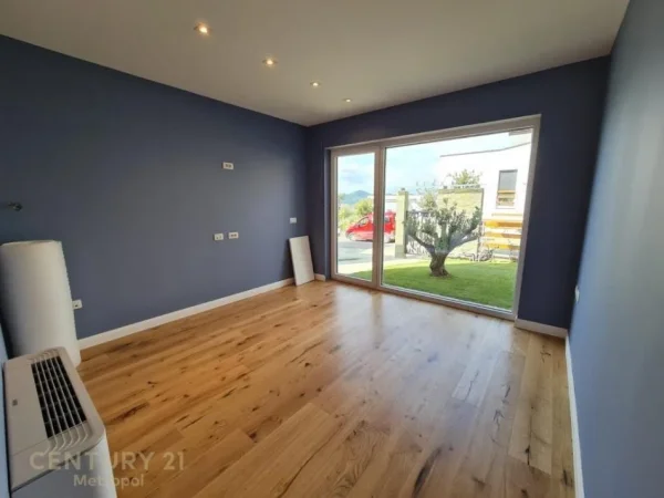 Tirane, shes Vile 3 Katshe Kati 3, 600 m² 1.500.000 € (Long Hill)