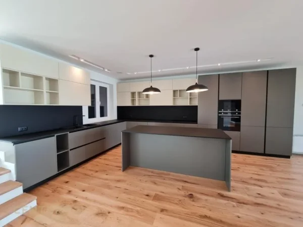 Tirane, shes Vile 3 Katshe Kati 3, 600 m² 1.500.000 € (Long Hill)