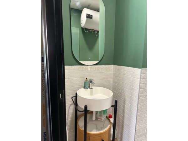 Tirane, jepet me qera ambjent biznesi Kati 1, 33 m² 750 € (Bllok)