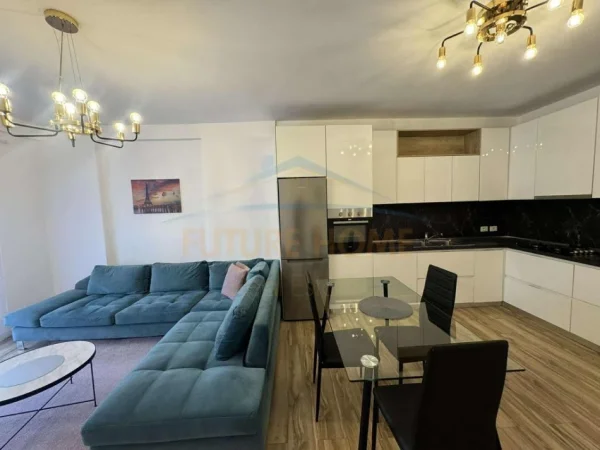 Tirane, jepet me qera apartament 2+1+Ballkon Kati 8, 108 m² 550 € (GOLDEN PARK 3 . SPITALI AMERICAN 3)