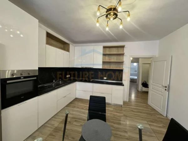 Tirane, jepet me qera apartament 2+1+Ballkon Kati 8, 108 m² 550 € (GOLDEN PARK 3 . SPITALI AMERICAN 3)