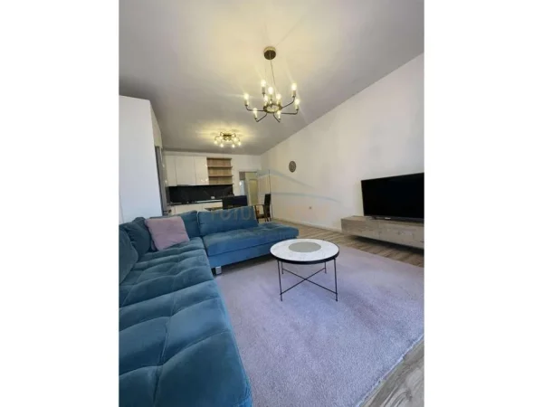 Tirane, jepet me qera apartament 2+1+Ballkon Kati 8, 108 m² 550 € (GOLDEN PARK 3 . SPITALI AMERICAN 3)