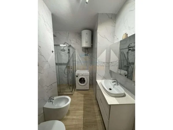 Tirane, jepet me qera apartament 2+1+Ballkon Kati 8, 108 m² 550 € (GOLDEN PARK 3 . SPITALI AMERICAN 3)