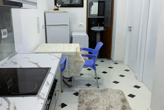 Tirane, jepet me qera shtepi 1+1+Ballkon Kati 1, 65 m² 400 € (Rruga 5 Maj)