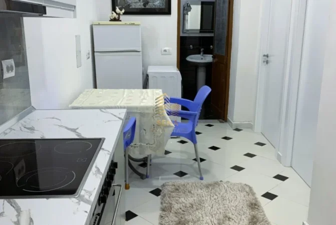 Tirane, jepet me qera shtepi 1+1+Ballkon Kati 1, 65 m² 400 € (Rruga 5 Maj)