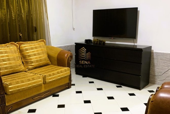 Tirane, jepet me qera shtepi 1+1+Ballkon Kati 1, 65 m² 400 € (Rruga 5 Maj)