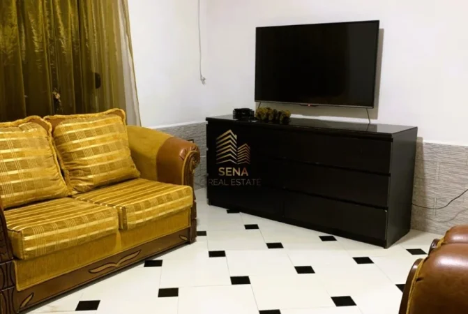 Tirane, jepet me qera shtepi 1+1+Ballkon Kati 1, 65 m² 400 € (Rruga 5 Maj)