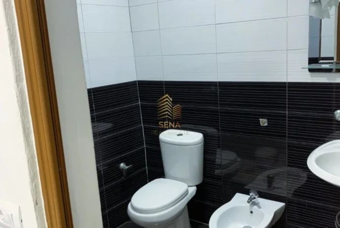 Tirane, jepet me qera shtepi 1+1+Ballkon Kati 1, 65 m² 400 € (Rruga 5 Maj)