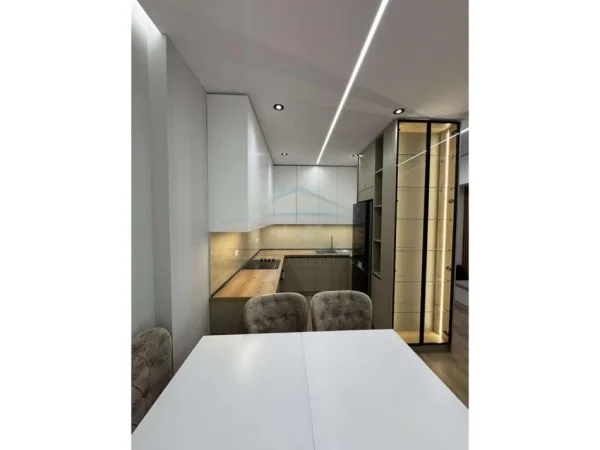 Tirane, jepet me qera apartament 3+1 Kati 6, 116 m² 630 € (Univers City , Tirane)