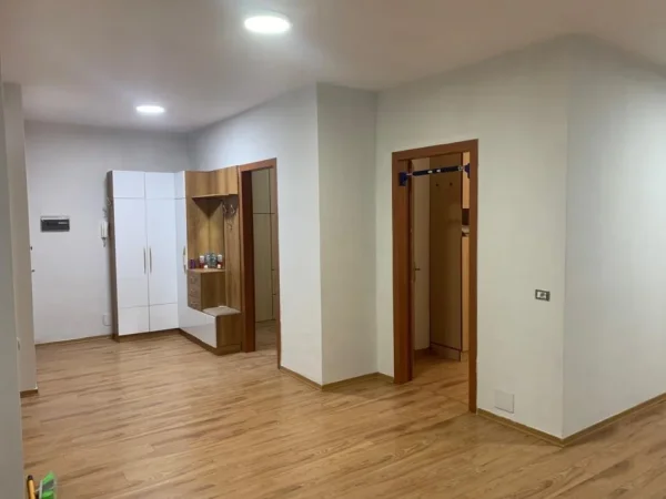 Tirane, jepet me qera apartament 2+1 , 600 € (Yzberisht)