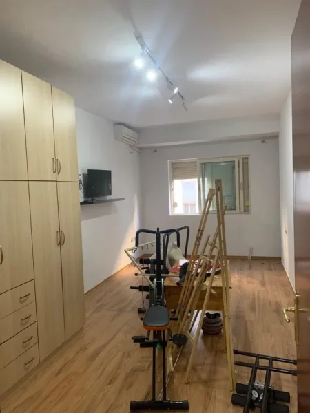 Tirane, jepet me qera apartament 2+1 , 600 € (Yzberisht)