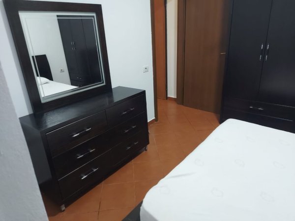 Tirane, jepet me qera apartament 1+1 Kati 3, 500 m² 500 € (ish ekspozita)