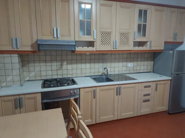 Tirane, jepet me qera apartament 1+1 Kati 3, 500 m² 500 € (ish ekspozita)