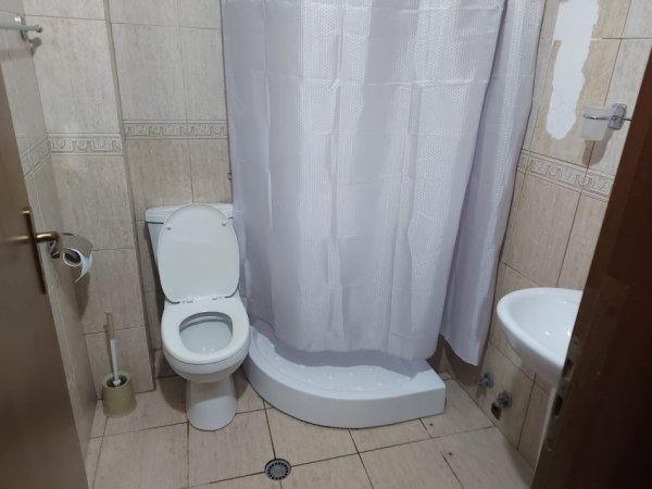 Tirane, jepet me qera apartament 1+1 Kati 3, 500 m² 500 € (ish ekspozita)