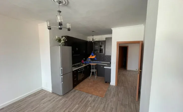 Tirane, jepet me qera ambjent biznesi Kati 11, 143 m² 1.500 € (ISH EKSPOZITA)