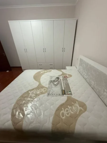 Tirane, jap me qera apartament 2+1+Ballkon Kati 2, 90 m² 420 € (rruga qe lidhe rr Siri Kodra me rr 5 Maj)