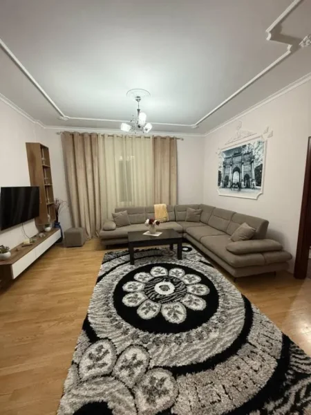 Tirane, jap me qera apartament 2+1+Ballkon Kati 2, 90 m² 420 € (rruga qe lidhe rr Siri Kodra me rr 5 Maj)