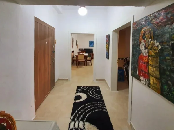 Tirane, shitet apartament 2+1+Ballkon , 75 m² 140.000 € (qender)
