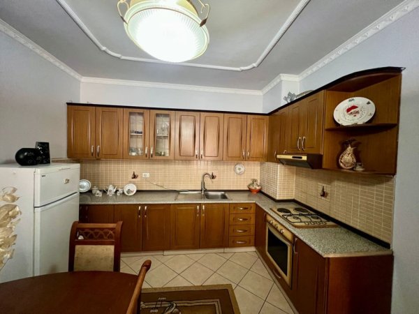 Tirane, jepet me qera apartament 2+1+Ballkon Kati 3, 120 m² 570 € (Astir)