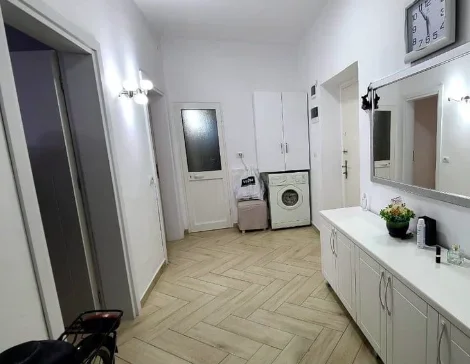 Tirane, jepet me qera apartament 3+1 Kati 2, 80 m² 900 € (barrikadat)