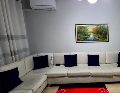 Tirane, jepet me qera apartament 3+1 Kati 2, 80 m² 900 € (barrikadat)