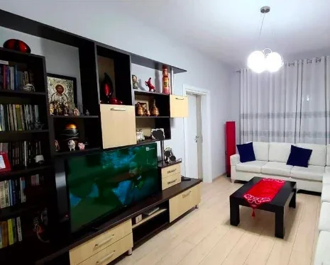 Tirane, jepet me qera apartament 3+1 Kati 2, 80 m² 900 € (barrikadat)