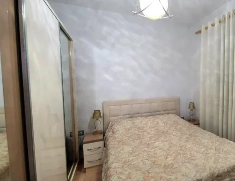 Tirane, jepet me qera apartament 3+1 Kati 2, 80 m² 900 € (barrikadat)