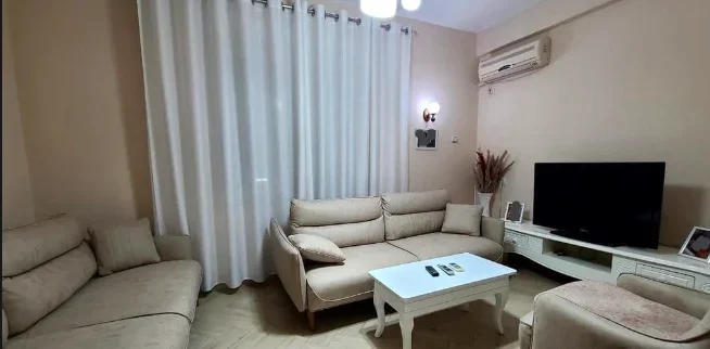 Tirane, jepet me qera apartament 3+1 Kati 2, 80 m² 900 € (barrikadat)