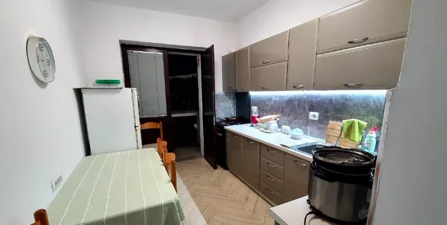 Tirane, jepet me qera apartament 3+1 Kati 2, 80 m² 900 € (barrikadat)