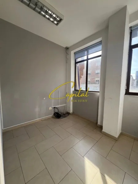 Tirane, jepet me qera ambjent biznesi Kati 2, 350 m² 3.000 € (RRUGA ELBASANIT)