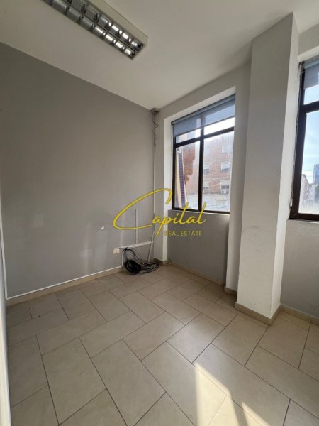 Tirane, jepet me qera ambjent biznesi Kati 2, 350 m² 3.000 € (RRUGA ELBASANIT)
