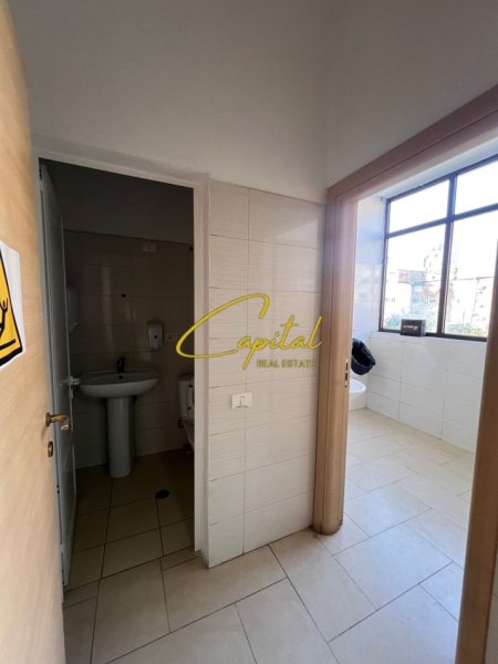 Tirane, jepet me qera ambjent biznesi Kati 2, 350 m² 3.000 € (RRUGA ELBASANIT)