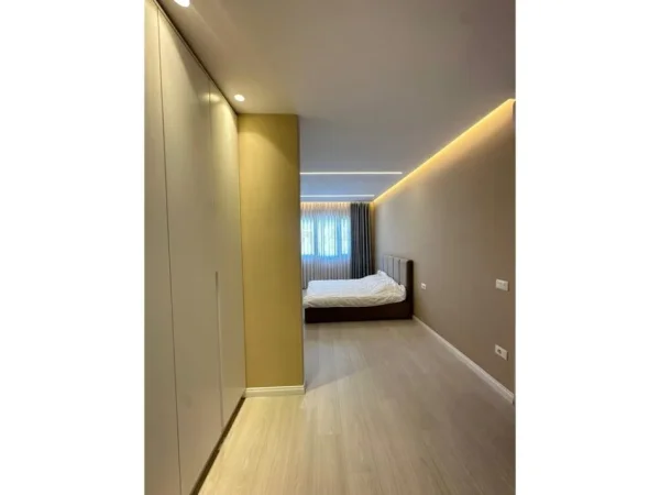 Tirane, jepet me qera apartament 2+1 Kati 0, 117 m² 800 € (River Residence)